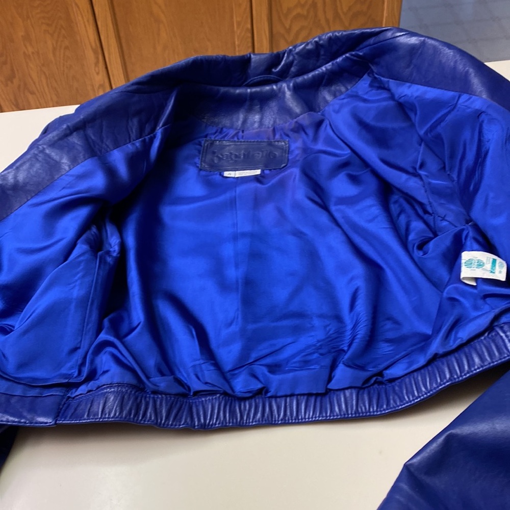 Purple bagatelle leather jacket cropped style. Single snap enclosure . - Picture 3 of 5